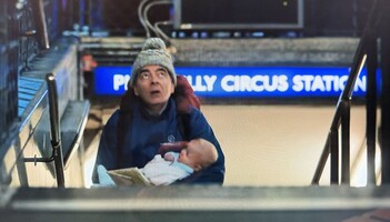 Media l-8096_men vs baby_piccadilly circus_0.JPG